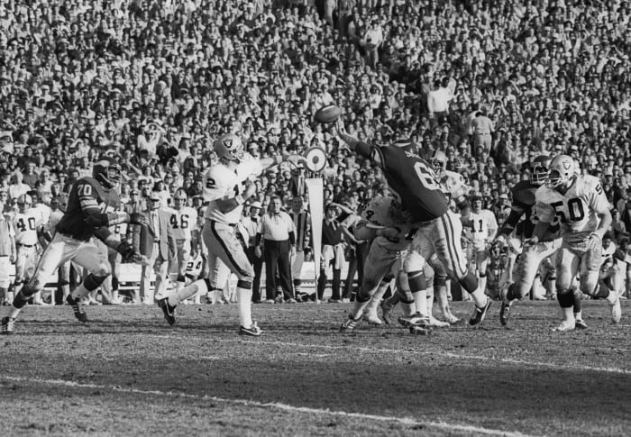 NFL: SUPER BOWL XI Kenny Stabler leads the Oakland Raiders versus the Minnesota Vikings